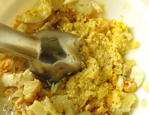 Соединяем яйца, лук, чеснок, орехи, измельчаем блендером. Солим, перчим.