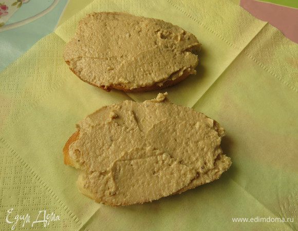 Намазываем хлеб массой.