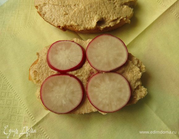 Кладем меду слоями редис или огурцы.