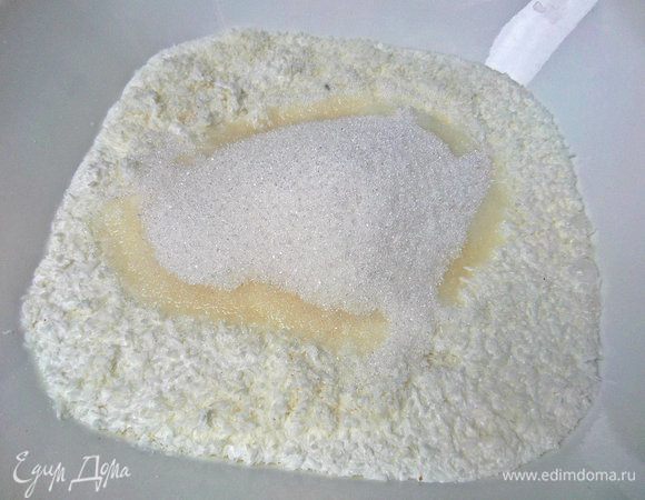 Всыпать сахар. В оригинале его аж 350 г!