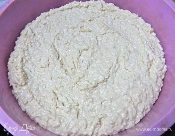 Половину выложить в смазанную форму. Я пекла в силиконовой форме диаметром 22 см, поставив ее в железную для удобства.