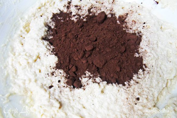 В оставшееся тесто всыпать какао. Получилось сильно густое тесто, может зависит от какао.