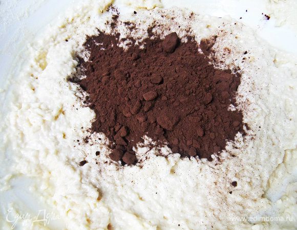 В оставшееся тесто всыпать какао. Получилось сильно густое тесто, может зависит от какао.