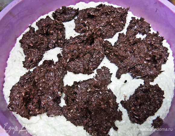 Пятнами нанести на белую часть.