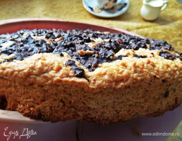 Легко вынимается из формы. Перед этим остудить, конечно. Высота пирога 4 см.