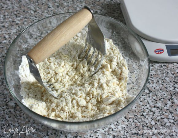 Холодное масло нарезать на маленькие кусочки. Смешать муку, 60 г сахара, соль и масло, тщательно порубить до крупной крошки.