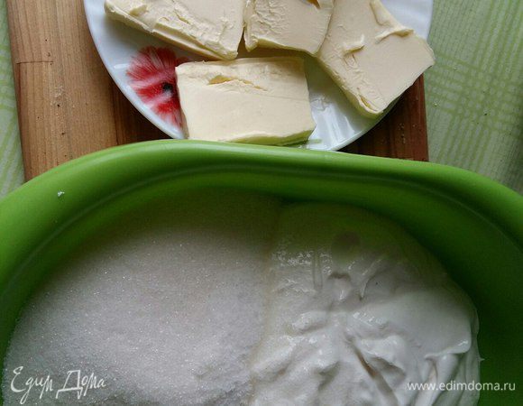 Приготовим крем для торта. Для этого смешаем сметану, сахар и размягченное сливочное масло. Я все смешивала до однородности миксером.