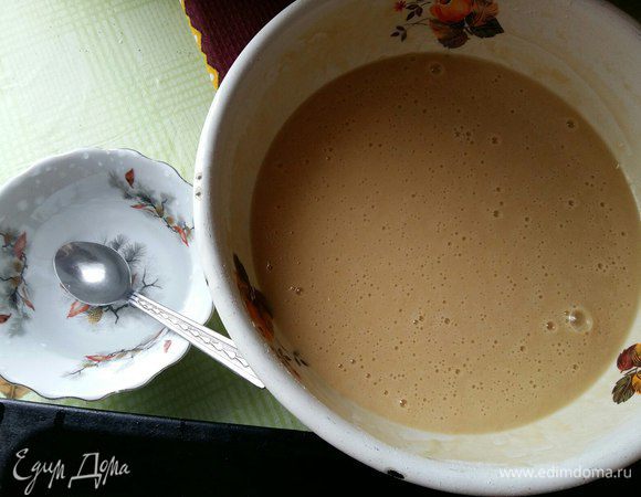 Прошло 30 мин. Включаем духовку на 220°С. Приготовим мисочку с водой. В воду периодически будем окунать чайную ложку, чтобы тесто легче сходило с ложки. 