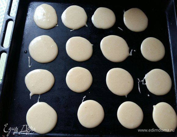 На сухой противень чайной ложкой выкладываем тесто как на фото. Ставим в разогретую духовку на 10 минут до готовности.
