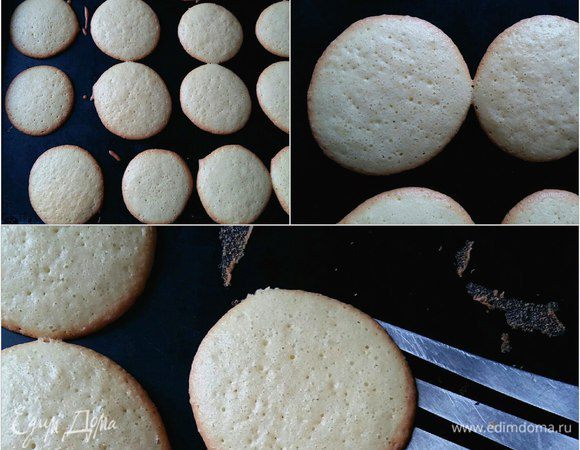 Готовые лепешки снимаем с противня и сразу же перекладываем в миску с кремом.