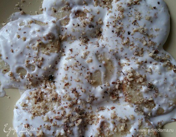 Пока тесто в духовке, берем блюдо, на котором будет располагаться наш торт, и начинаем формировать наш торт, панцирь черепахи. На фото первый ряд. Сделаем 1 ряд, посыпем орехами.