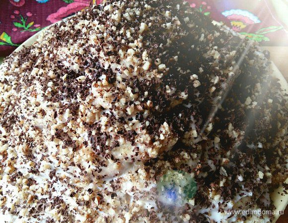 Когда уложены все ряды, берем шоколад, терку мелкую и натираем на торт сверху. Количество шоколада сверху зависит сугубо от вашего вкуса и желания. Шоколад можно использовать любой, главное темный. 