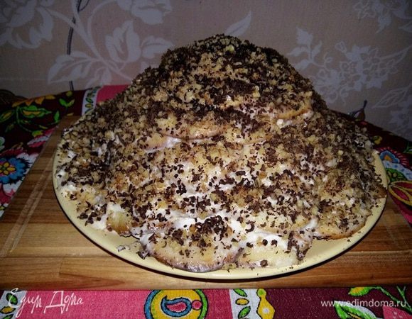 У меня сегодня получился высокий торт, а вообще я обычно на него слегка нажимаю, как-бы приплющивая, тем самым торт расширяется в размерах и становится немного ниже. 