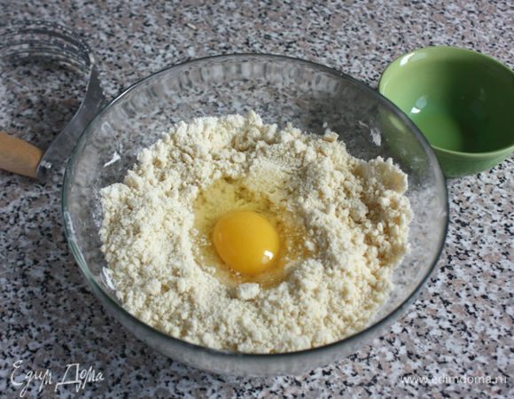 Затем добавить яйцо.