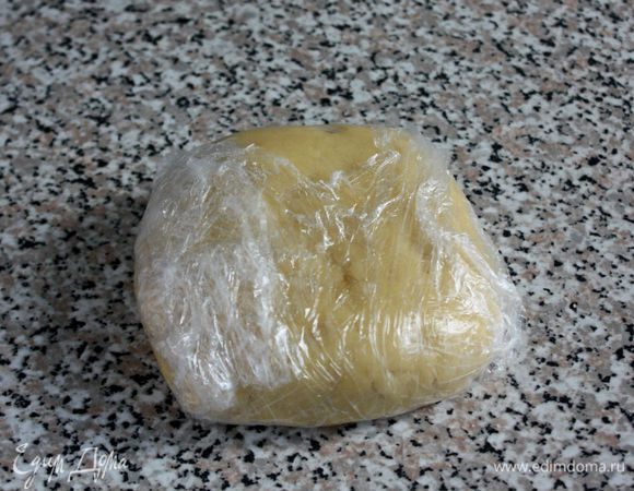 Быстро замесить тесто до гладкого состояния, завернуть его в пищевую пленку и убрать в холодильник на 30 минут.