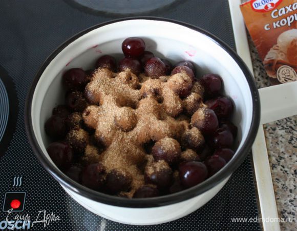 В сотейник положить вишню без косточек, 40 г коричневого сахара, корицу (либо их готовую смесь), добавить 2/3 вишневого нектара, довести до кипения на маленьком огне и поварить 3-5 минут. Если используете замороженную вишню, то вишневый нектар не потребуется, достаточно сока от растаявших ягод.