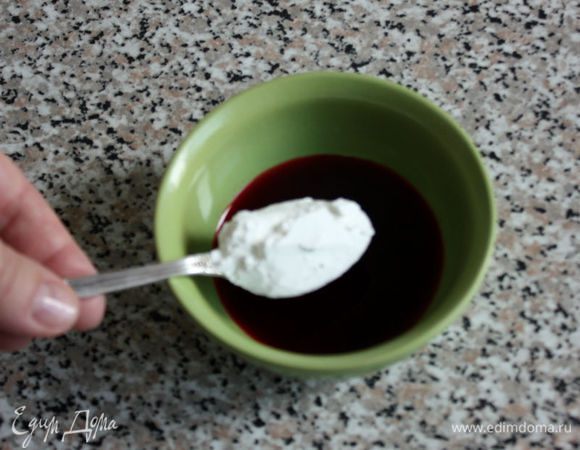 Крахмал развести в оставшемся холодном нектаре или соке, влить в сотейник и хорошо перемешать до загустения. Снять начинку с огня и остудить.