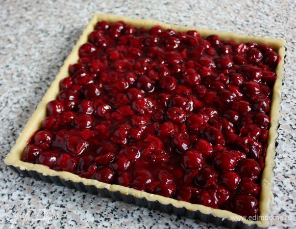 Вишню выложить в форму. Выпекать в разогретой до 200°С, с конвекцией до 175°С духовке на нижнем уровне 20-25 мин.