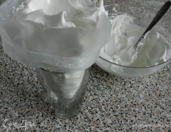 Яичные белки взбить с щепоткой соли и 80 г сахара до жестких пиков, переложить в кондитерский мешок с насадкой «большая звезда». Очень важно, чтобы пена была плотной, иначе безе просто «поплывет».