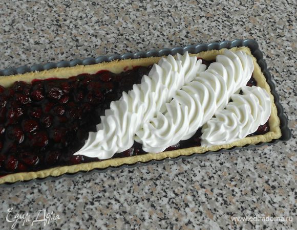 Удобнее начинать из угла посередине, затем уже выкладывать параллельные полосы.