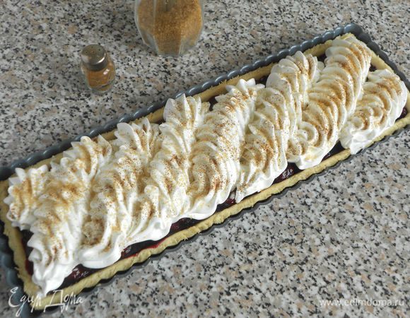 Смешать 1 щепотку корицы и 1 ст. л. коричневого сахара, посыпать пирог и выпекать еще 8-10 минут при той же температуре. Можно обойтись и без посыпания, как я уже говорила, а просто слегка подрумянить верх белковых спиралек. Готовый пирог остудить на решетке.