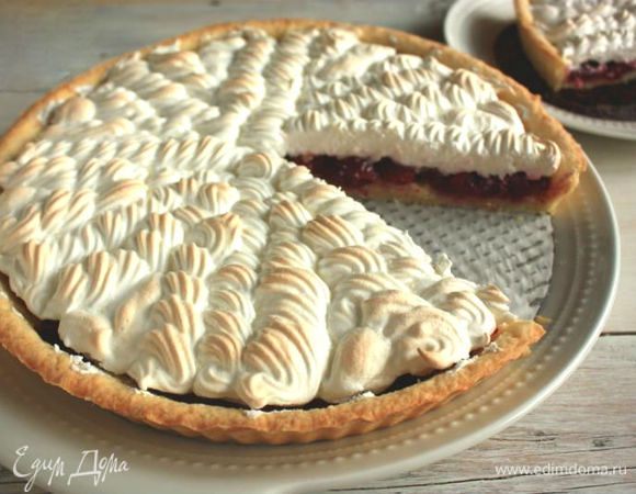 На круглый пирог я выкладывала спиральки от центра к периферии, начиная с узких витков, заканчивая широкими.