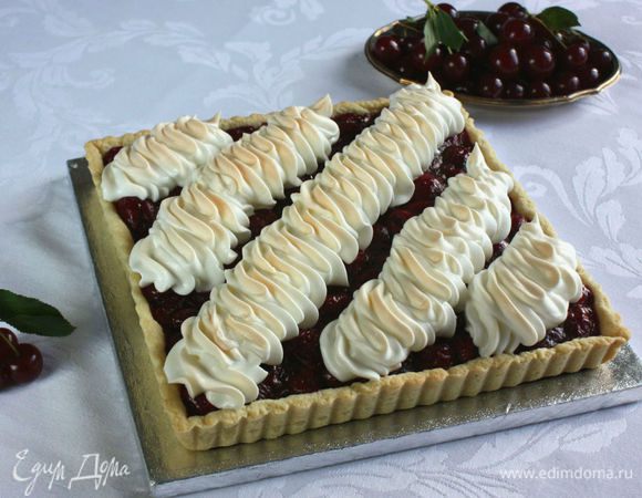 Я пришла к выводу, что внешний вид пирога лучше, когда между полосками безе остается немного свободного пространства и видна вишня — очень контрастно и красиво. Количество полосок безе может быть разным (например, 5 полосок, как здесь).