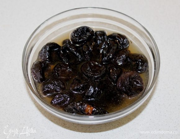 Чернослив помыть, залить ликером и оставить на 30 минут.
