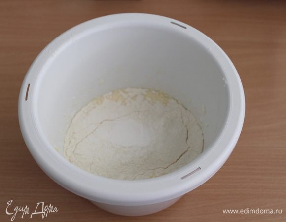 Добавить муку с разрыхлителем, снова взбить.
