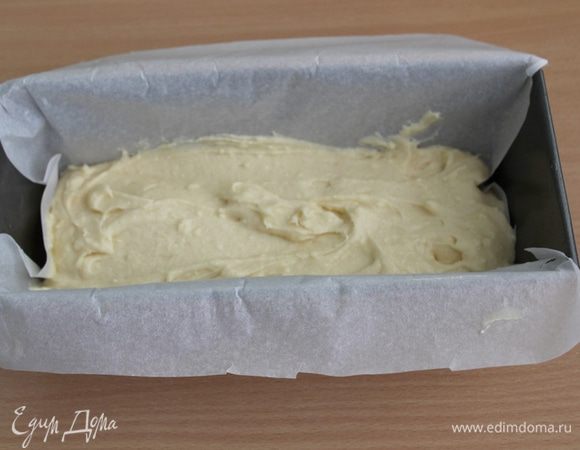 Выкладываем тесто в форму. Разровнять. Выпекать при 160°С 30 минут.
