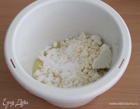 Отделить желтки от белков.
Взбить белки, творог, крахмал.
В отдельной миске взбить желтки и сахар.
Добавить к взбитым желткам творожный массу и аккуратно перемешать лопаткой.



