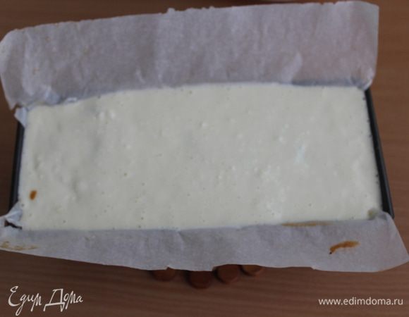 Сверху, на чернослив, выкладываем творожную массу. Разровнять.
Выпекаем при 160°С 50 минут.
