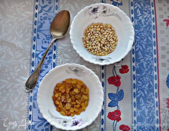 Изюм промойте и замочите в воде на 20 мин. Кедровые орешки подсушите в течение 3 мин. на сухой горячей сковороде.