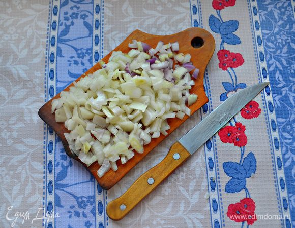 Репчатый лук почистите и мелко порежьте. Затем пассируйте на оливковом масле в течение 3 мин.