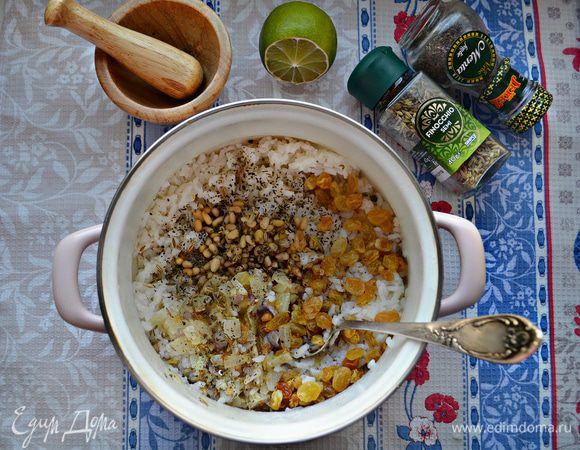 В кастрюлю к рису добавьте обжаренный лук, изюм, кедровые орехи, перец, мяту, базилик и семена фенхеля. Перемешайте.