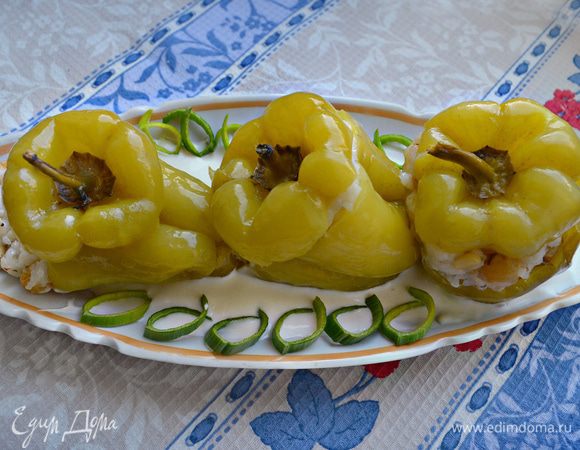 Подавайте перцы в тёплом и холодном виде со сметаной или с йогуртовым соусом. Приятного вам аппетита!