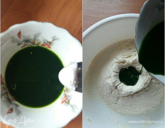 Для этого вместо горячей воды мы будем использовать сок шпината. Добавим к нему соль и размешаем. Подготовим миску. Смешаем муку, растительное масло и наш сок шпината с солью. 