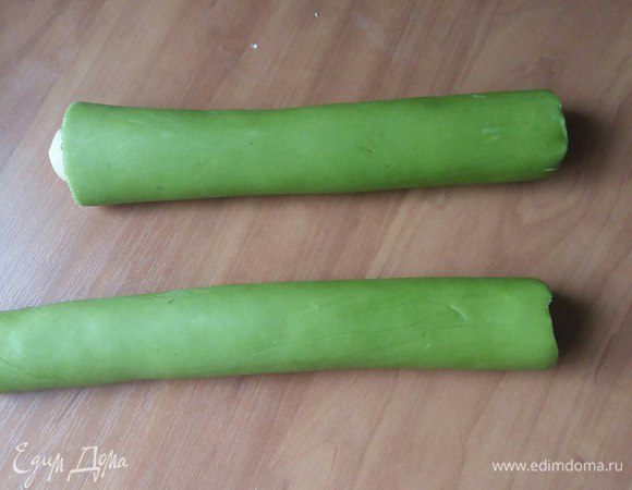 Для удобства разрежем на 2 части и аккуратно руками покатаем наше новое комбинированное тесто, чтобы шов стал гладким.