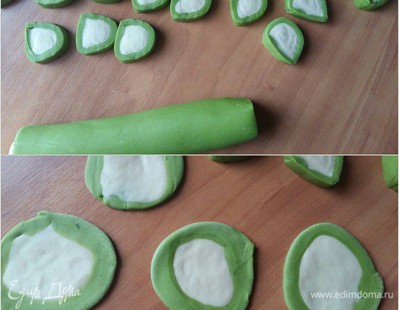 Ножом разрежем на кружочки толщиной 1 см. Раскатаем так, чтобы белое тесто было по центру.