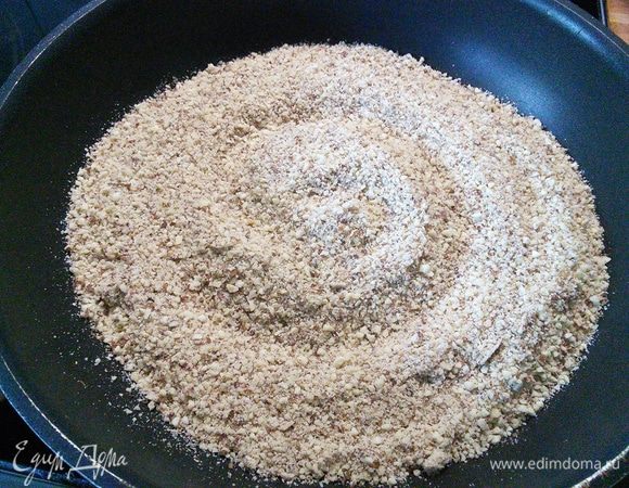 На сухой сковороде подрумяньте миндаль до золотистого цвета. Следите, чтобы миндаль не подгорел!