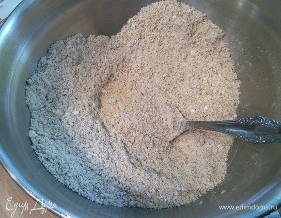 Переложите орехи в миску и смешайте с сахарной пудрой, щепоткой соли, миндальной эссенцией и апельсиновой цедрой.