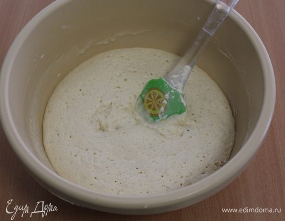 В теплое молоко добавим дрожжи, немного муки и перемешаем, чтобы получилась консистенция, как на оладушки. Оставим опару подходить минут на 15, должны образоваться пузырьки.