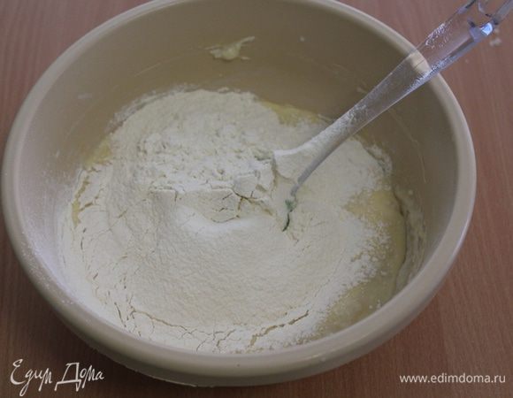 Теперь соединим опару, масляную смесь и оставшуюся муку и замесим тесто.