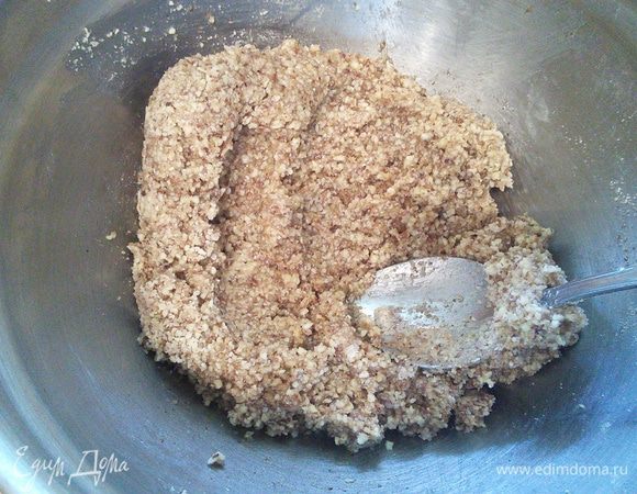 Получается густая, вязкая ореховая масса.