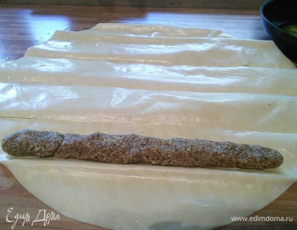 Разделите начинку на 3 равные части, скрутите в «колбаску», выложите на тесто.