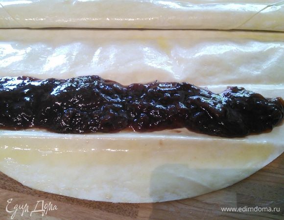 Остальные два листа теста начинить вареньем. На тот момент у меня в наличии было сливовое варенье.