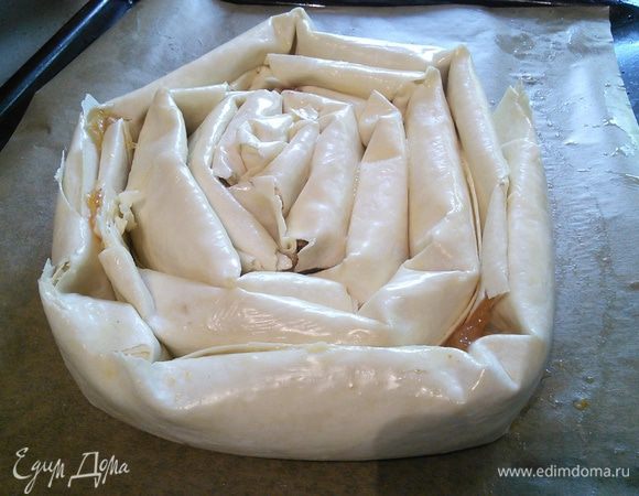 Поочередно (орехи-варенье-орехи-варенье-орехи) сверните рулеты в «улиту», смажьте оставшимся маслом верх пирога. Мне пришлось скрепить зубочисткой кончики.