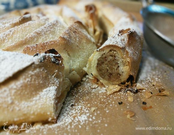 Рекомендую насладиться пирогом в день выпечки, так вы сможете оценить его по достоинству. Пирог необычайно хрустящий, а ореховая начинка тягучая, густая и очень ароматная!