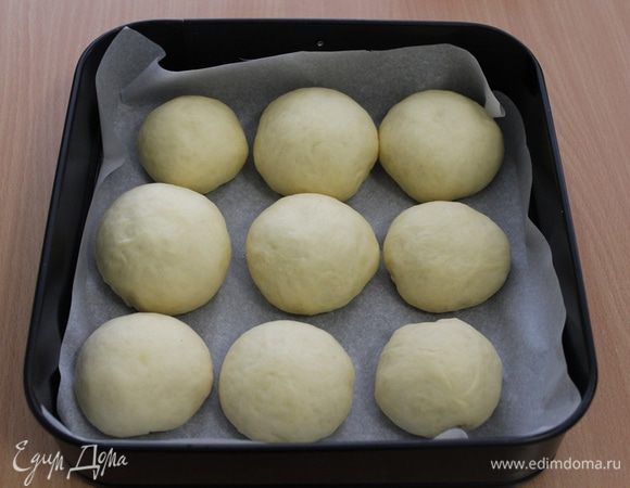 Форму с булочками оставить минут на 40-50 в теплом месте.