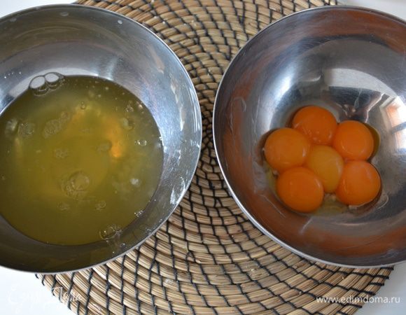 Белки отделить от желтков.